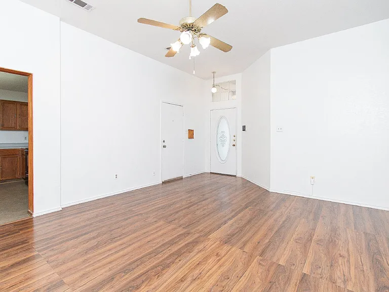 2406 Cactus Dr — Photo 4