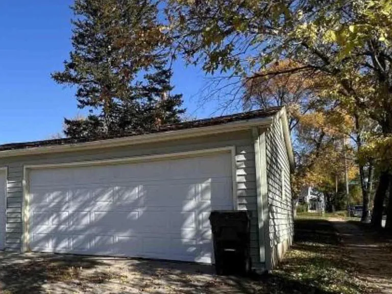 2557 S Cedar St — Photo 2