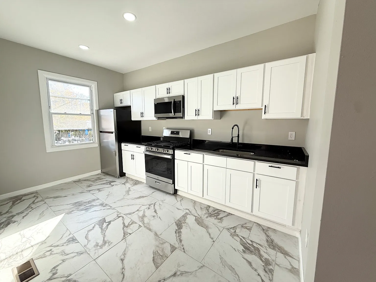 4 bed, 1500 sqft, $3,000 — Photo 1
