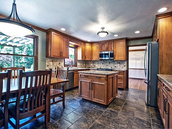 3rd image of 22968 Alderwood Ct