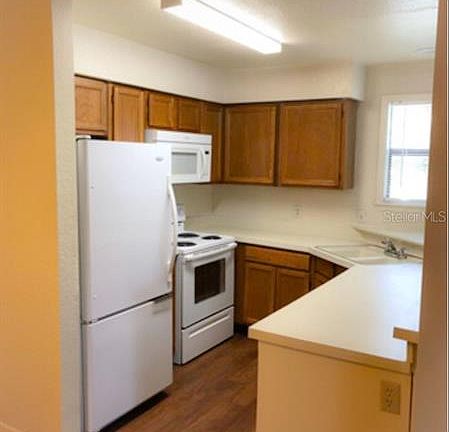 3rd image of 2911 Antique Oaks Cir APT 14