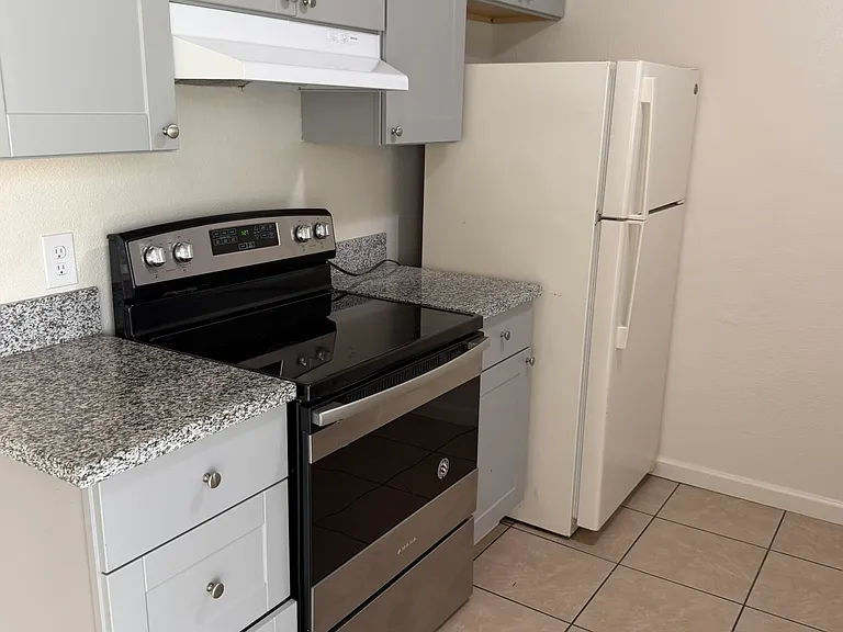 2241 N Chestnut Ave #103 — Photo 4