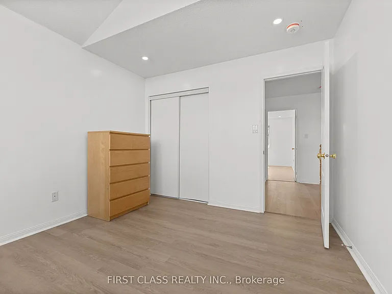 5554 Churchill Meadows Blvd #MAIN — Photo 33