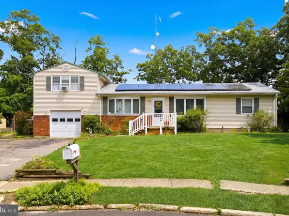 17 Darye Ct, Toms River, NJ 08755