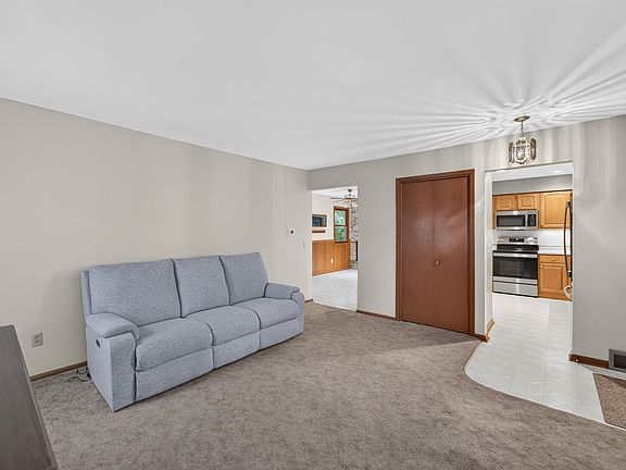 5th image of 109 Edward St