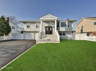 115 Beverly Rd, Massapequa, NY 11758
