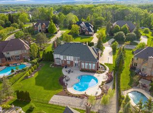 5815 Murfield Dr, Rochester, MI 48306