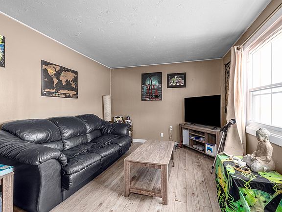 3rd image of 116 Coronation Ave