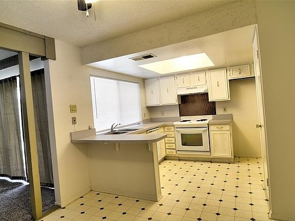 2nd image of 601 Stroud Ln