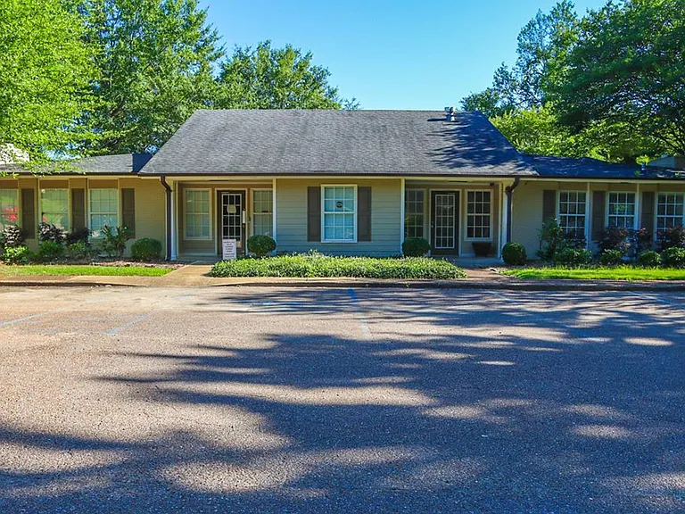 905 Park Ln — Photo 2