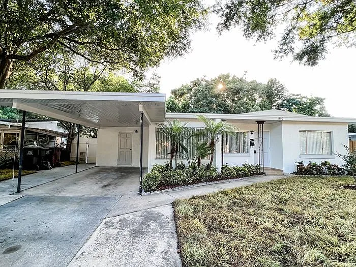 3 bed, 1.0 bath, 1206 sqft, $2,490 — Photo 2