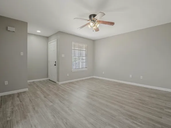 1202 Vinyard Ct #B, College Station, TX 77840