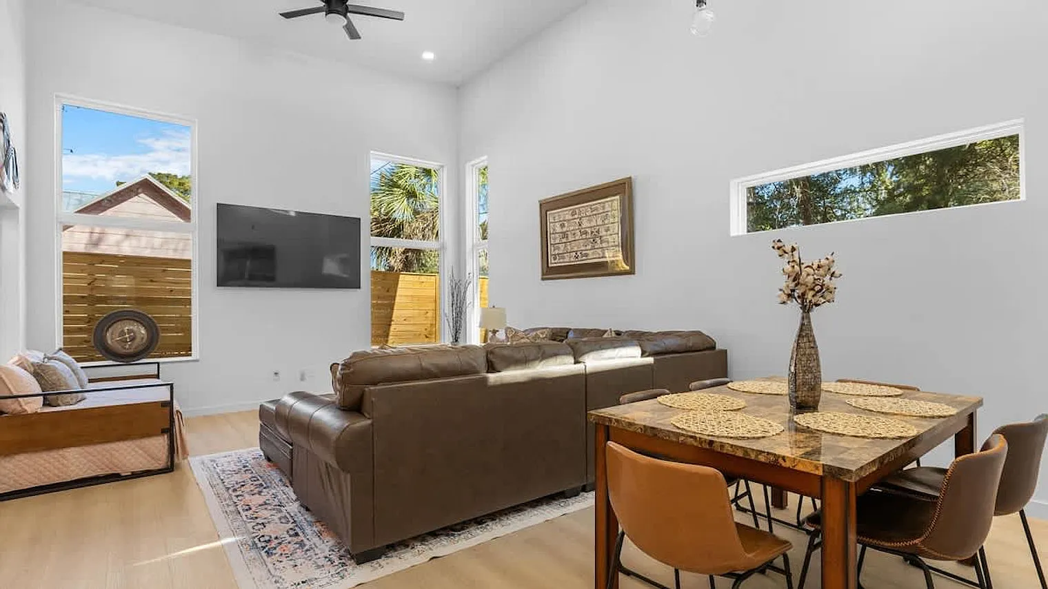 3 bed, 2.0 bath, 1356 sqft, $5,053 — Photo 3