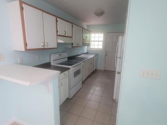 3rd image of 631 Varsity Dr