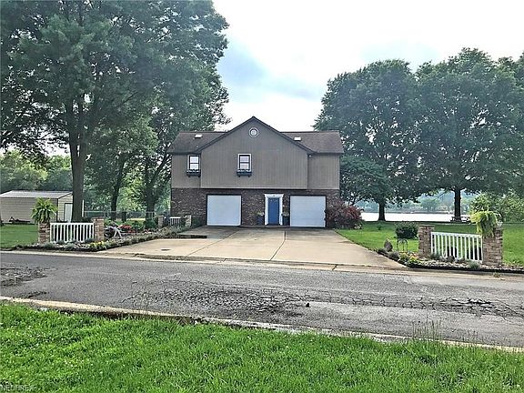 View of nicely landscaped driveway and house