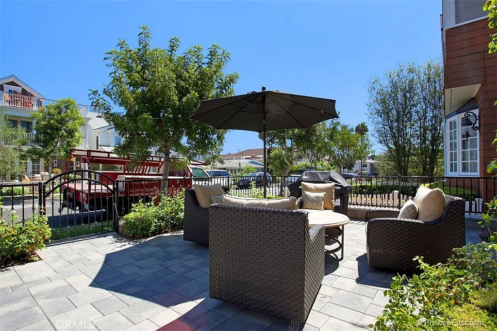 3 bed, 2.5 bath, 2084 sqft, $13,000 — Photo 2