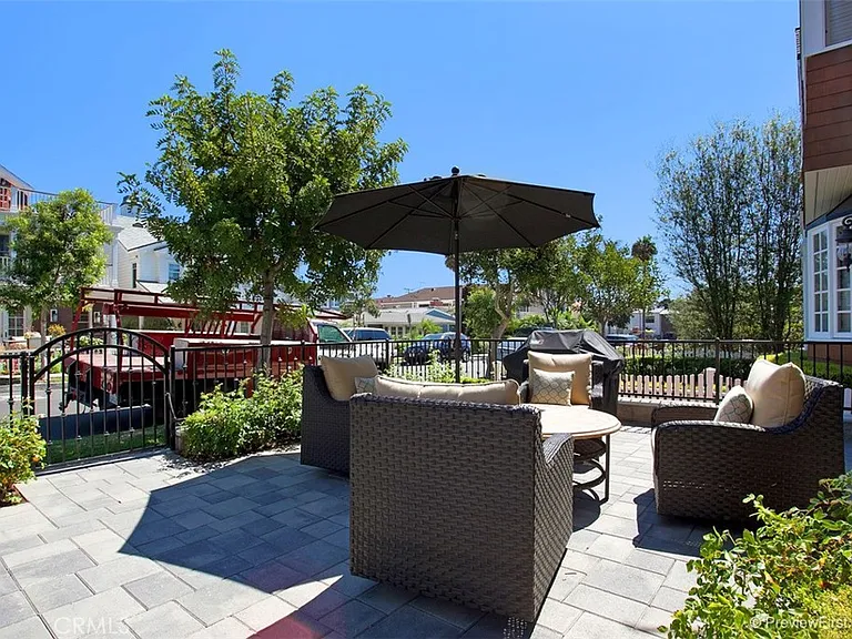 441 Carnation Ave — Photo 2