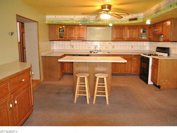 3rd image of 2469 Overland Ave NE