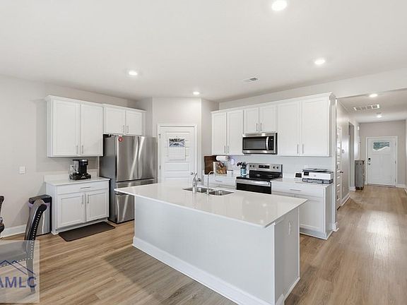 5th image of 110 Grove Dr
