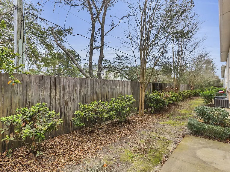 1486 Bentley Cir — Photo 33
