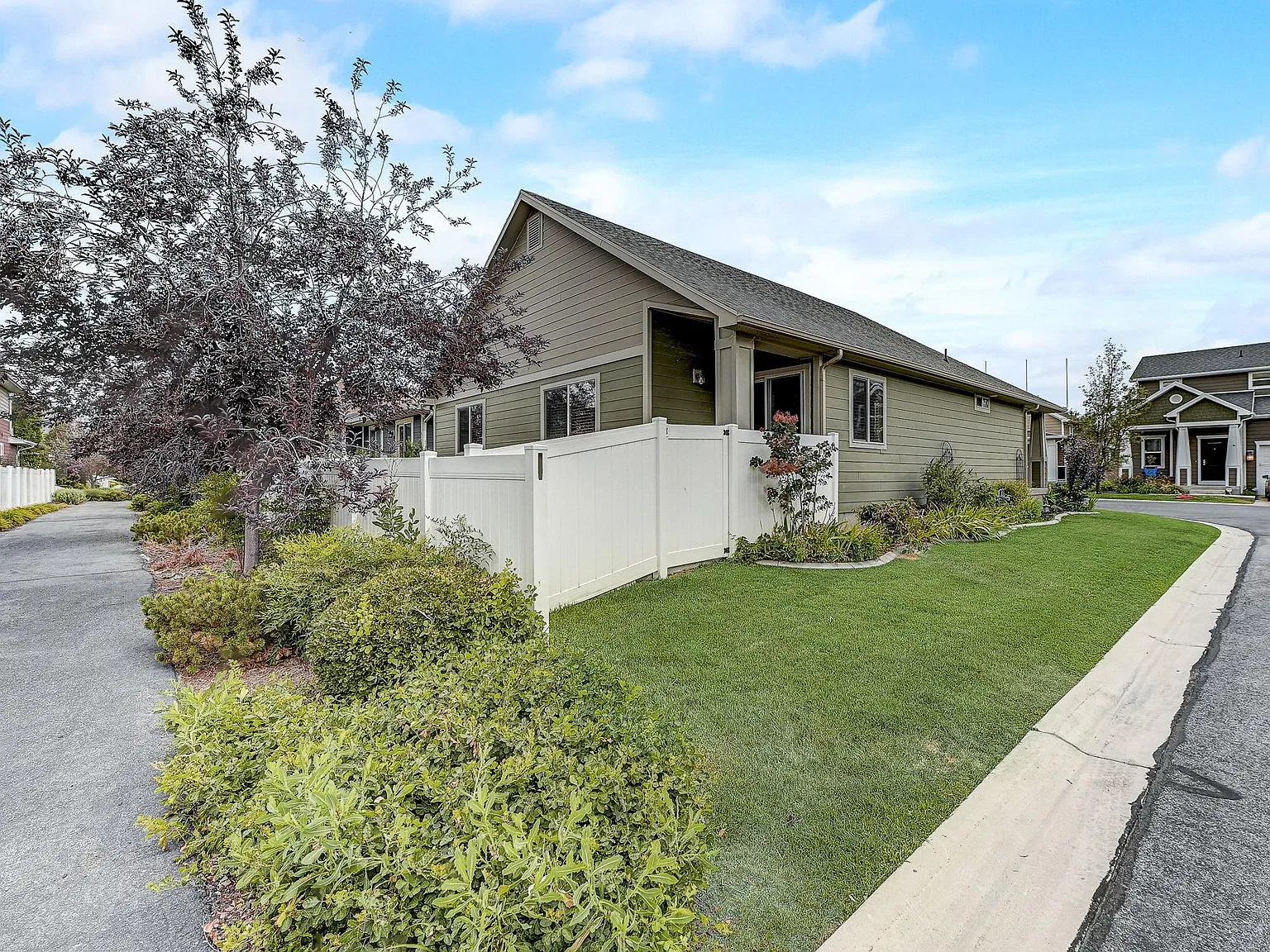 926 W Delorean Ln — Photo 3