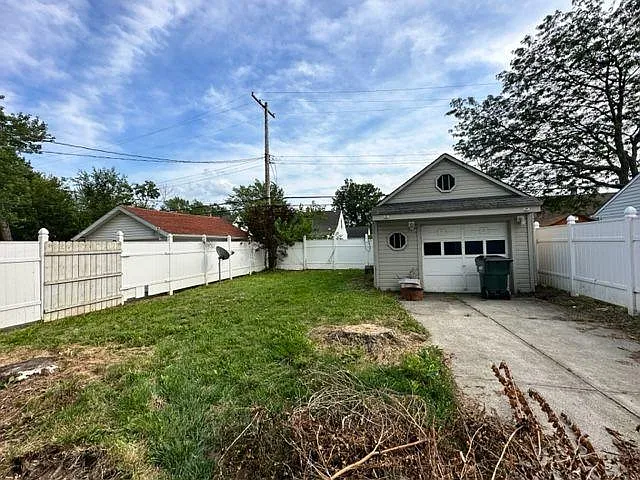 3 bed, 1.5 bath, 1426 sqft, $1,595 — Photo 2