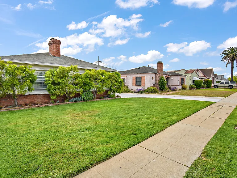 10206 S Hobart Blvd — Photo 6