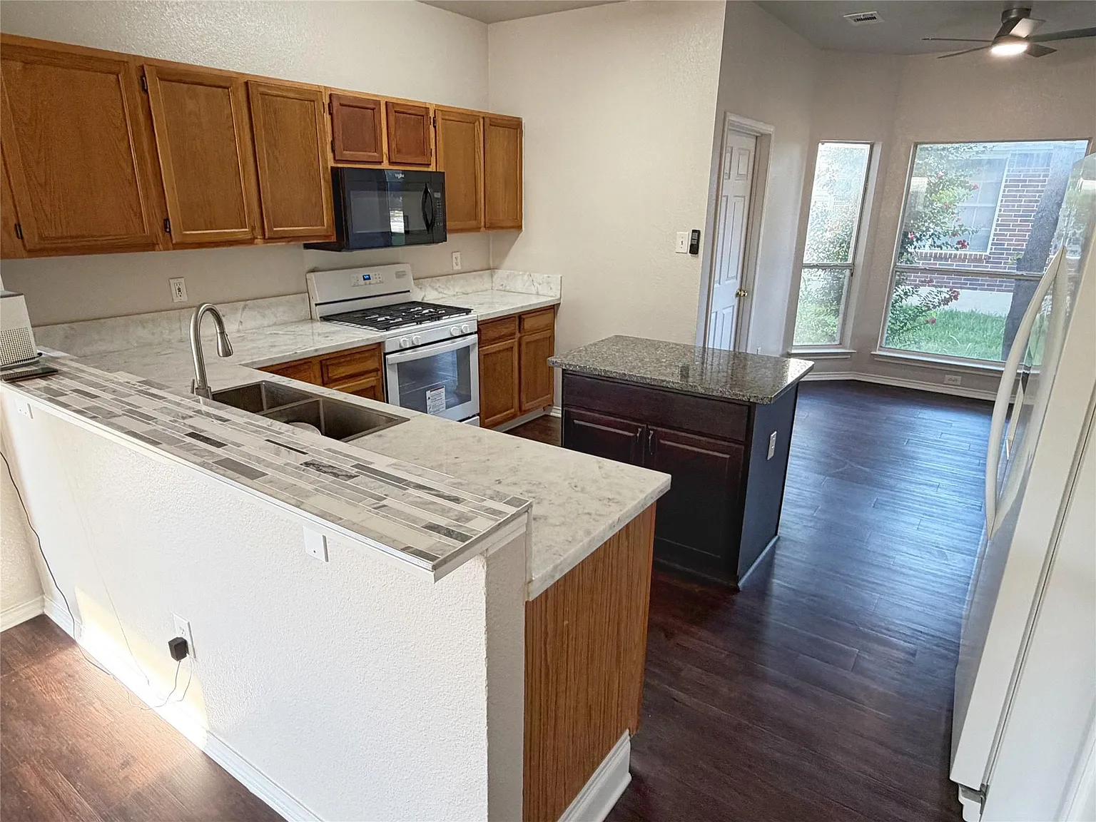 4 bed, 2.5 bath, 2312 sqft, $2,500 — Photo 4