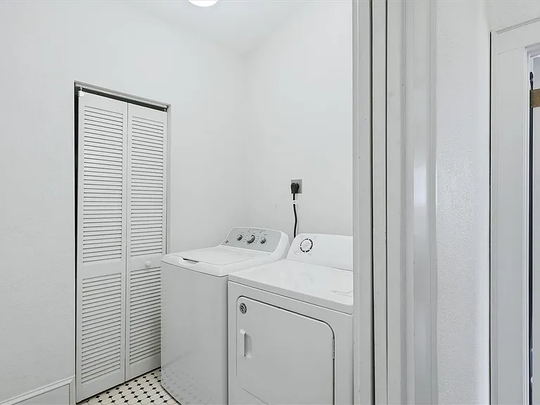 1828 Grove St — Photo 9