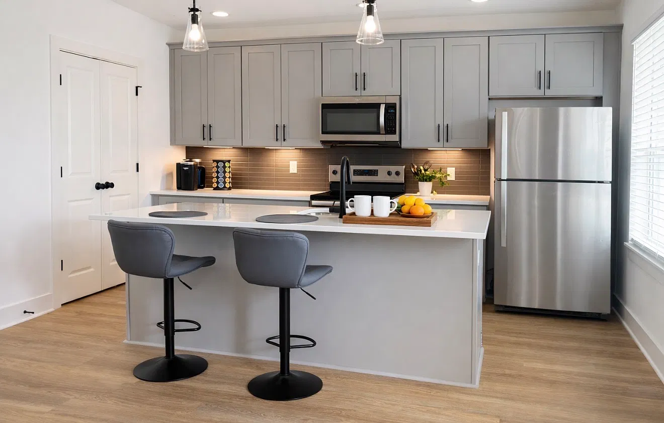 700 N Dupont Ave — Photo 2