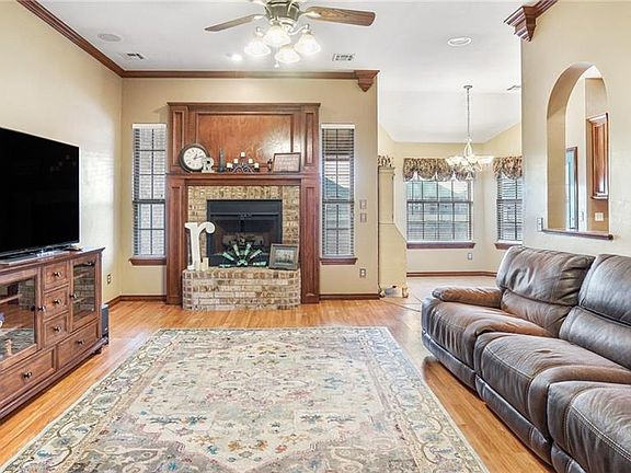 5th image of 701 N Buckhorn Way
