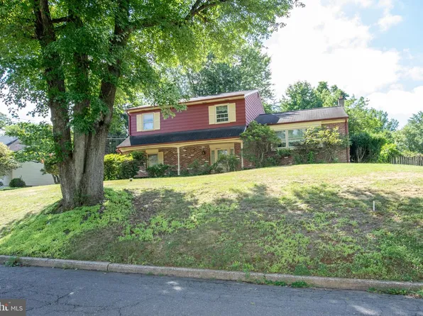 2527 Arrowhead Dr, Langhorne, PA 19053