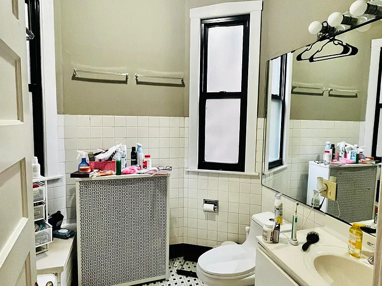 1513 W Addison St #2 — Photo 9
