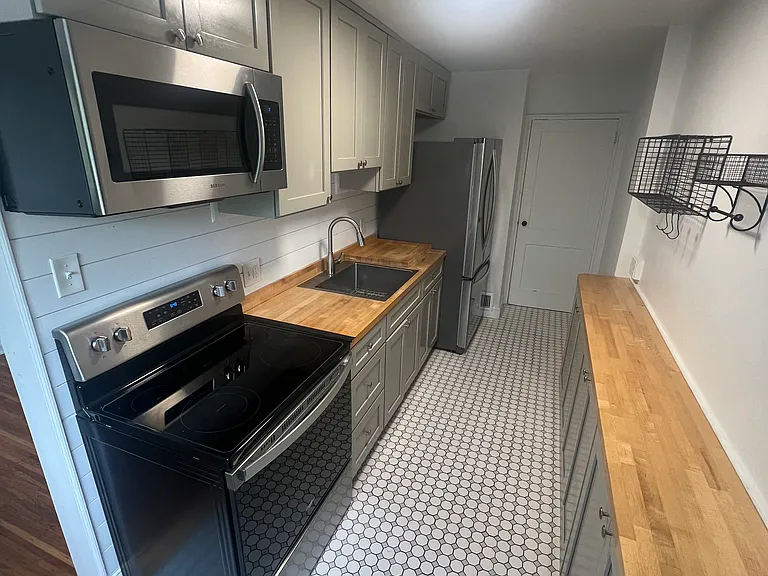11 Lincoln Dr — Photo 2
