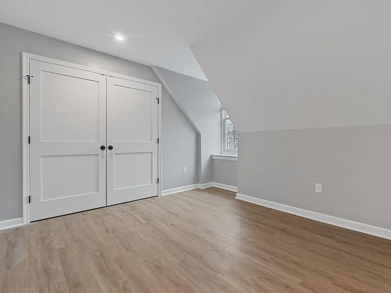 Middle bedroom