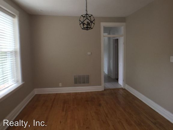 2nd image of 928 S Claremont Ave APT 3R