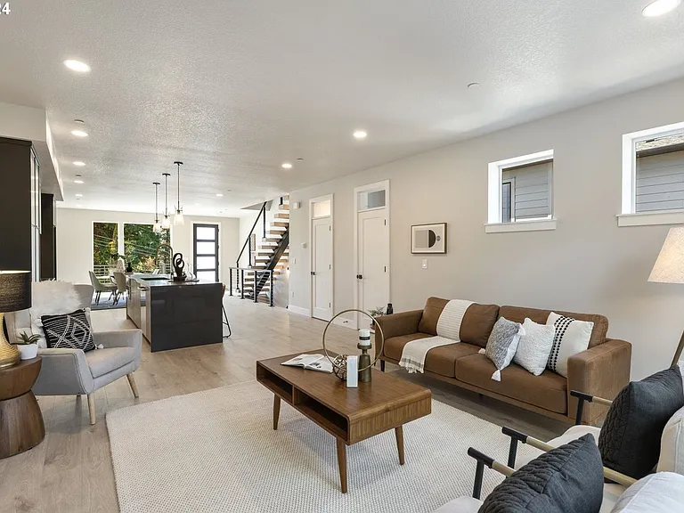 617 SW Lobelia St — Photo 8