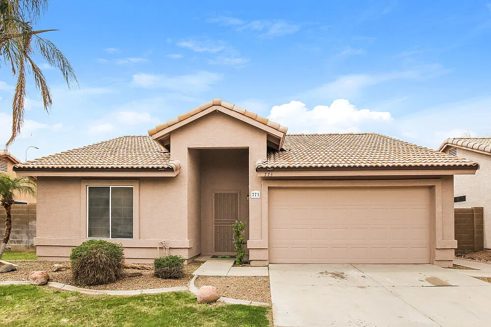 3 bed, 2.0 bath, 1241 sqft, $2,340 — Photo 1