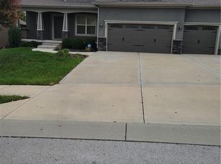 997 SW Ayrshire Dr, Lees Summit, MO 64081