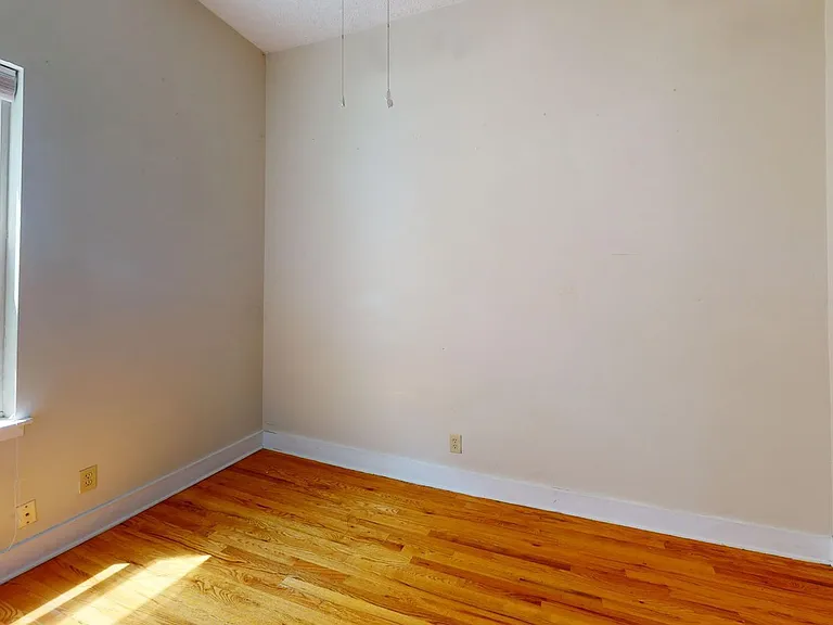 1369 Summit St — Photo 5
