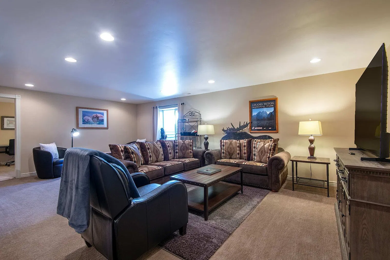 6 bed, 3.0 bath, 2798 sqft, $12,552 — Photo 2