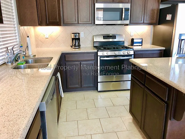 3031 N Schneider Ave — Photo 9