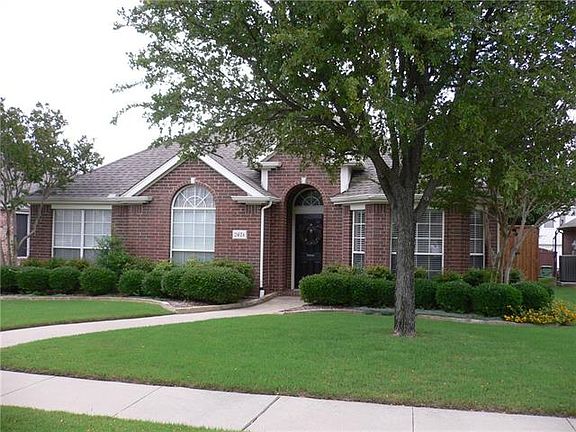 2nd image of 2424 Ravenhurst Dr