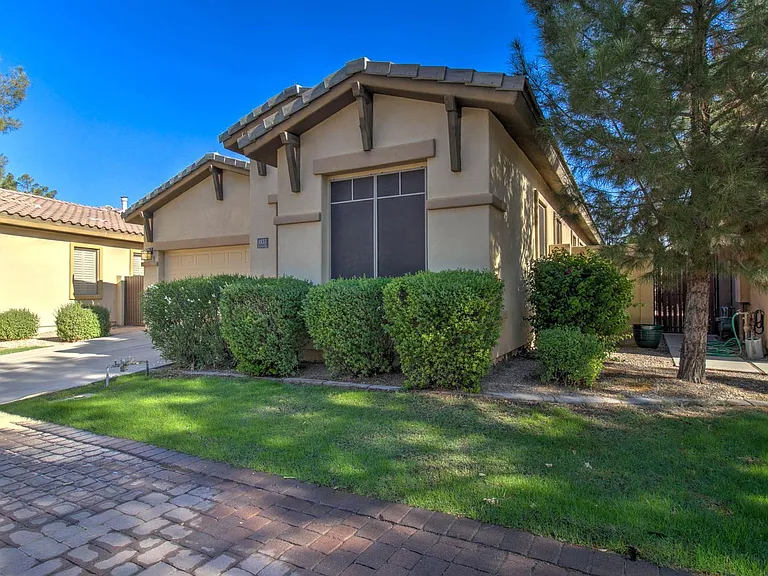 1833 W Periwinkle Way — Photo 2