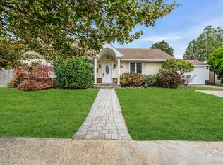 4 Greenway Dr, Syosset, NY 11791