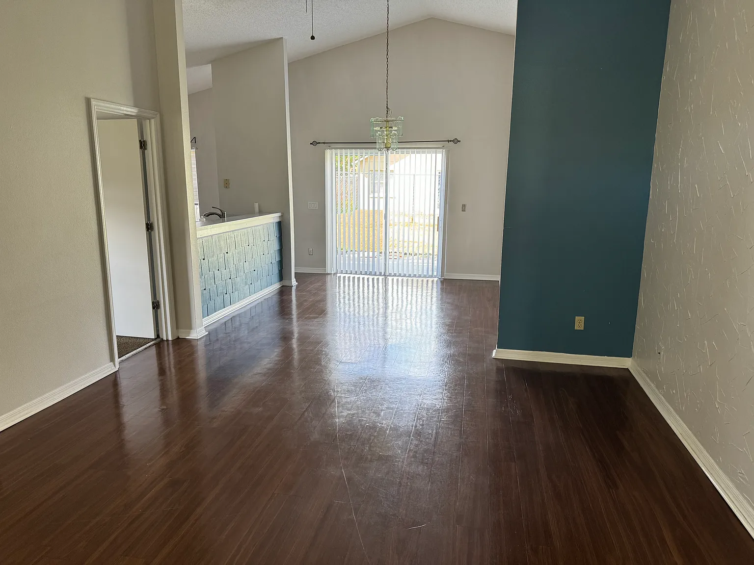 3 bed, 1212 sqft, $1,900 — Photo 2