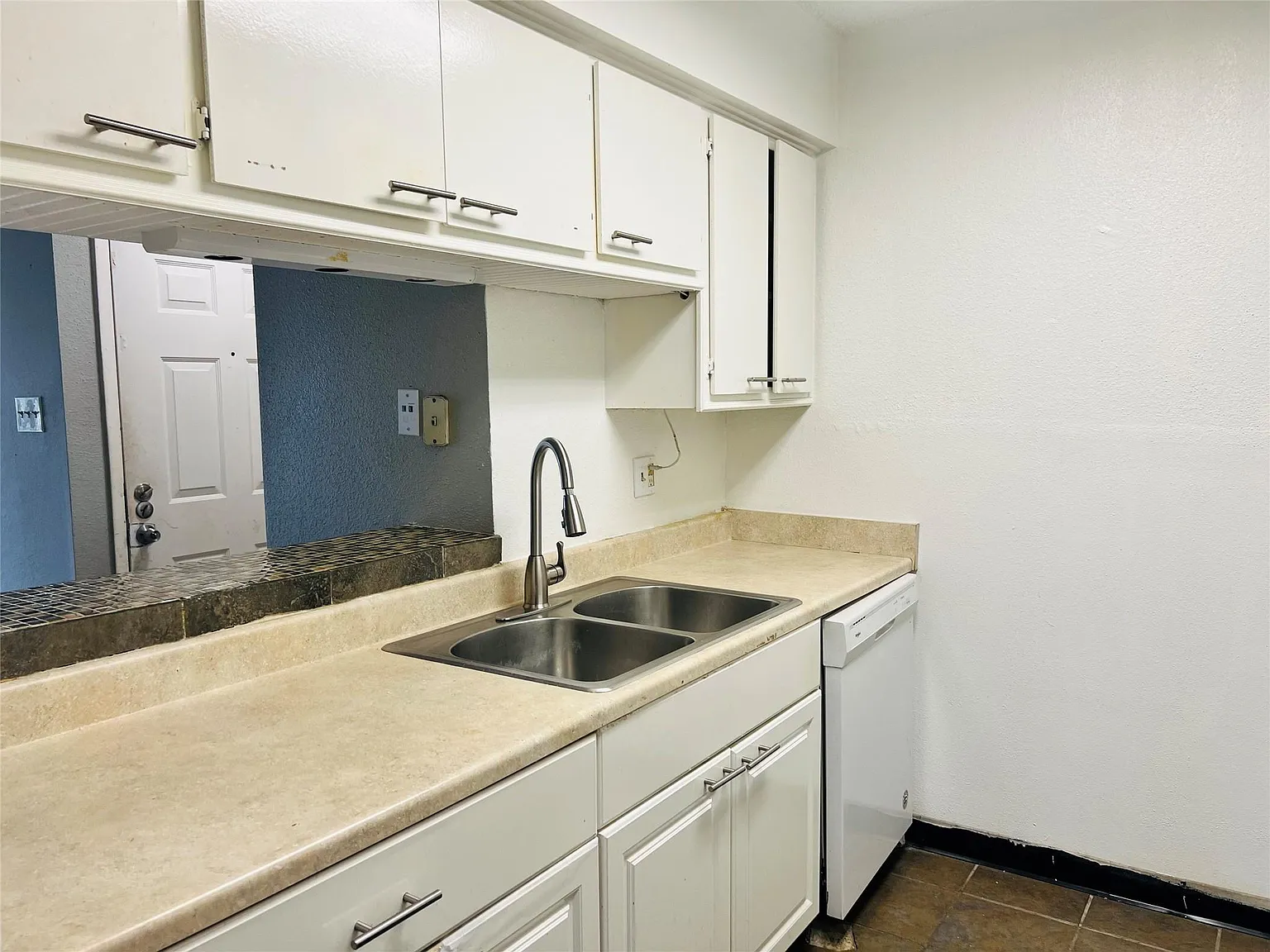 2 bed, 1.0 bath, 923 sqft, $950 — Photo 4