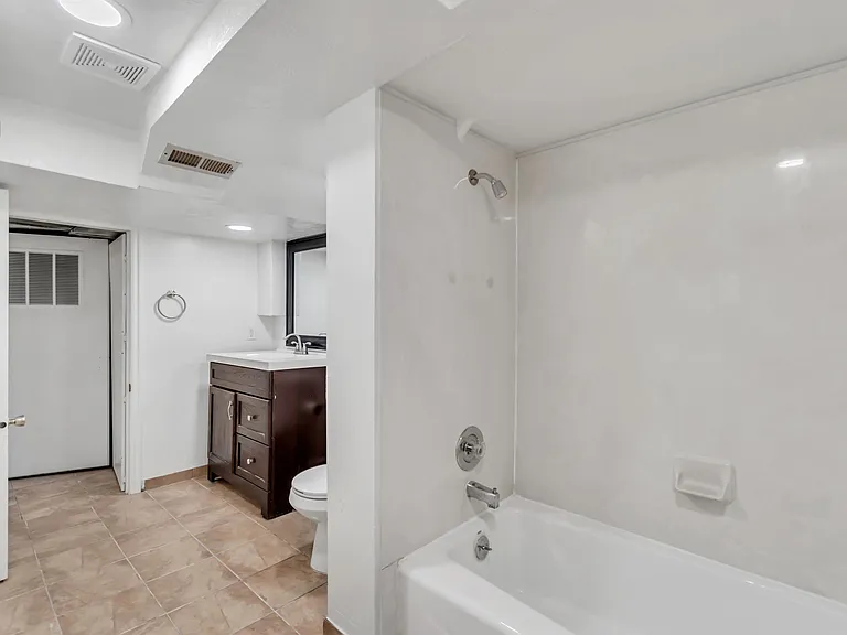 636 N Main St #B — Photo 16