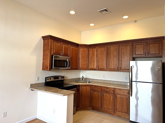 3rd image of 47 Mineola Blvd Unit 2A