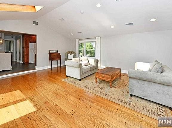 5th image of 250 Cedar Ln